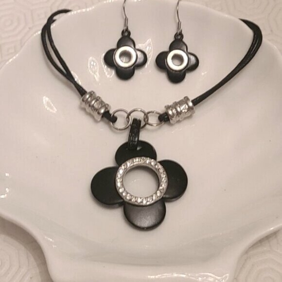 Floral Black and Silver Costume Jewelry Flower Pendant Necklace Dangle Earrings - Picture 3 of 6